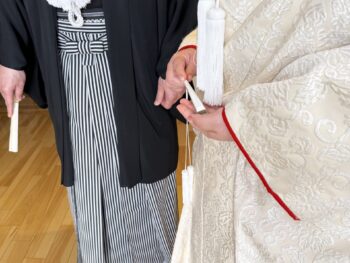 鎌倉の古民家スタジオで行われた、国際結婚カップルの和装フォトウェディング。家族に囲まれた温かなひとときを、美しい白無垢と生花の髪飾りで彩りました。鎌倉フォトグラフィが贈る、暮らすような一軒家貸切撮影体験。