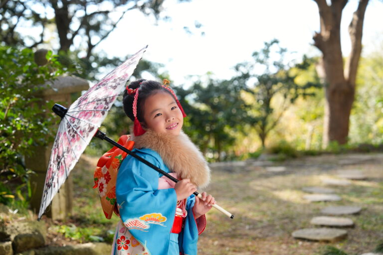 イヤイヤ期が来る前に、前歯が抜ける前に、日焼けする前に、七五三の前撮りをゆっくりゆったり行いませんか？着物レンタルからお支度、撮影まで対応しております。