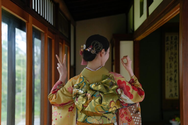 成人式前撮りの季節です！古民家スタジオでは秋に振袖撮影のご予約をいただいておりますが、夏に後撮りのご予約もございます。エアコン完備で、古民家スタジオ内は涼しいですよ。また、お支度を済ませてご来館いただいて撮影のみもOKです。成人式撮影はファミリープラス+は込みとなっておりますので、どうぞご家族でファミリーフォトとしての成人式撮影をお楽しみ下さい。
