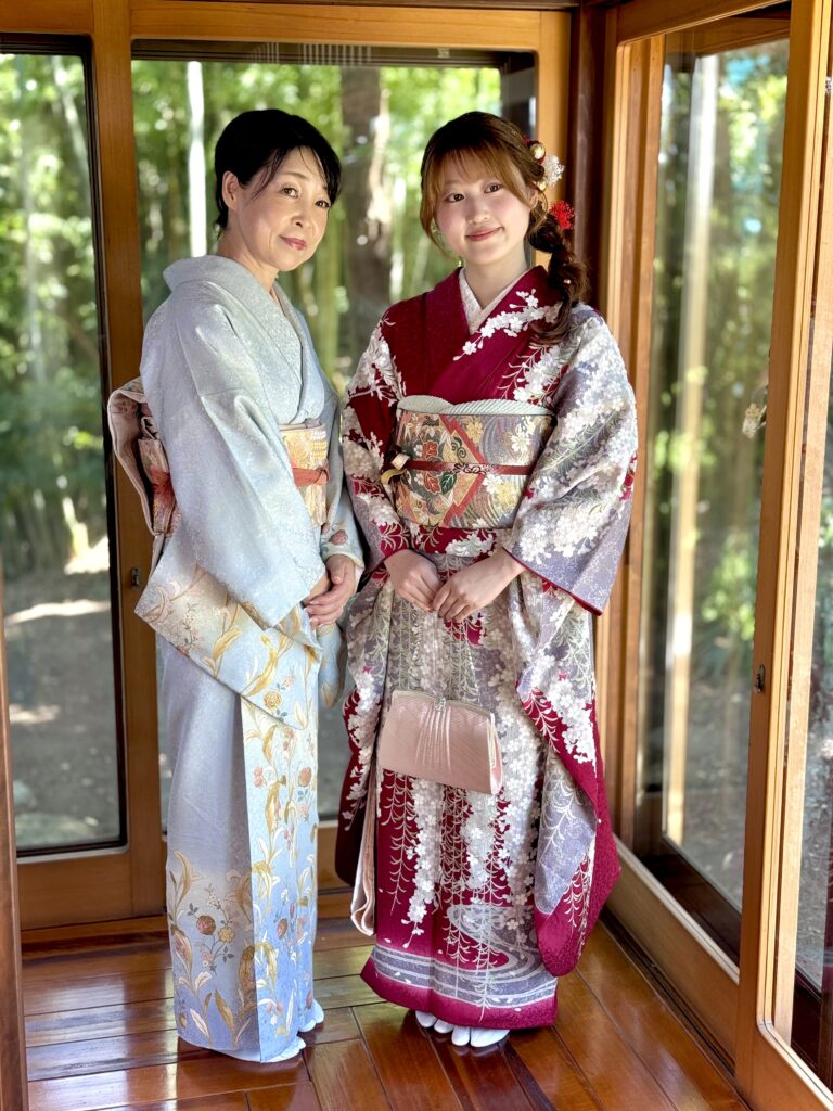 夏休みにご遠方からご家族が鎌倉に集合しての成人式前撮り振袖撮影。鎌倉で観光も兼ねて一軒家のフォトスタジオで、ご家族揃ってのファミリーフォトの記念撮影はとても良いアイディアですね。お着物レンタルやお着付けにヘアのお支度も事前に承っております。