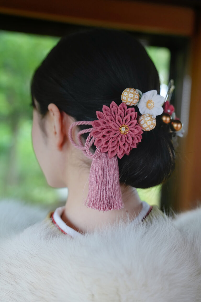 成人式当日は忙しくて家族写真が撮れなかった方へ。春休みに鎌倉の古民家で、振袖姿と家族の今をゆったり撮影しませんか。一軒家貸切・全員揃った自然な記念写真が残せます。