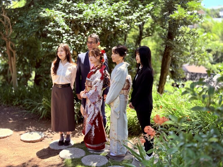 成人式当日は慌ただしく、家族写真を残せなかった方へ。鎌倉の古民家で撮る成人式後撮り家族写真。二十歳の節目と家族の絆を、落ち着いた時間の中で丁寧に残します。