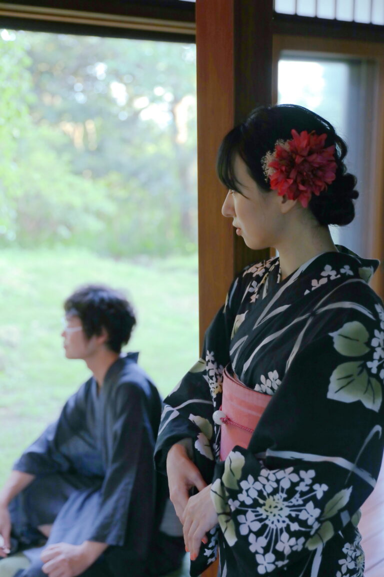 鎌倉古民家スタジオ縁樹庵の夏のフォトウェディングでは、白無垢や色打掛などの和装撮影に加え、記念として浴衣姿での撮影もおすすめです。 四季の緑に囲まれた貸切の古民家で、和室や縁側、竹林のお庭を舞台に、おふたりらしい自然な時間を写真に残します。移動の負担が少ないため、ゆったりと撮影を楽しめるのも魅力です。 大切な思い出を形に残せるフォトアルバムと、撮影した全データも標準でご用意。結婚の節目を、おふたりだけでなくご家族にとっても宝物となる一冊に仕上げます。