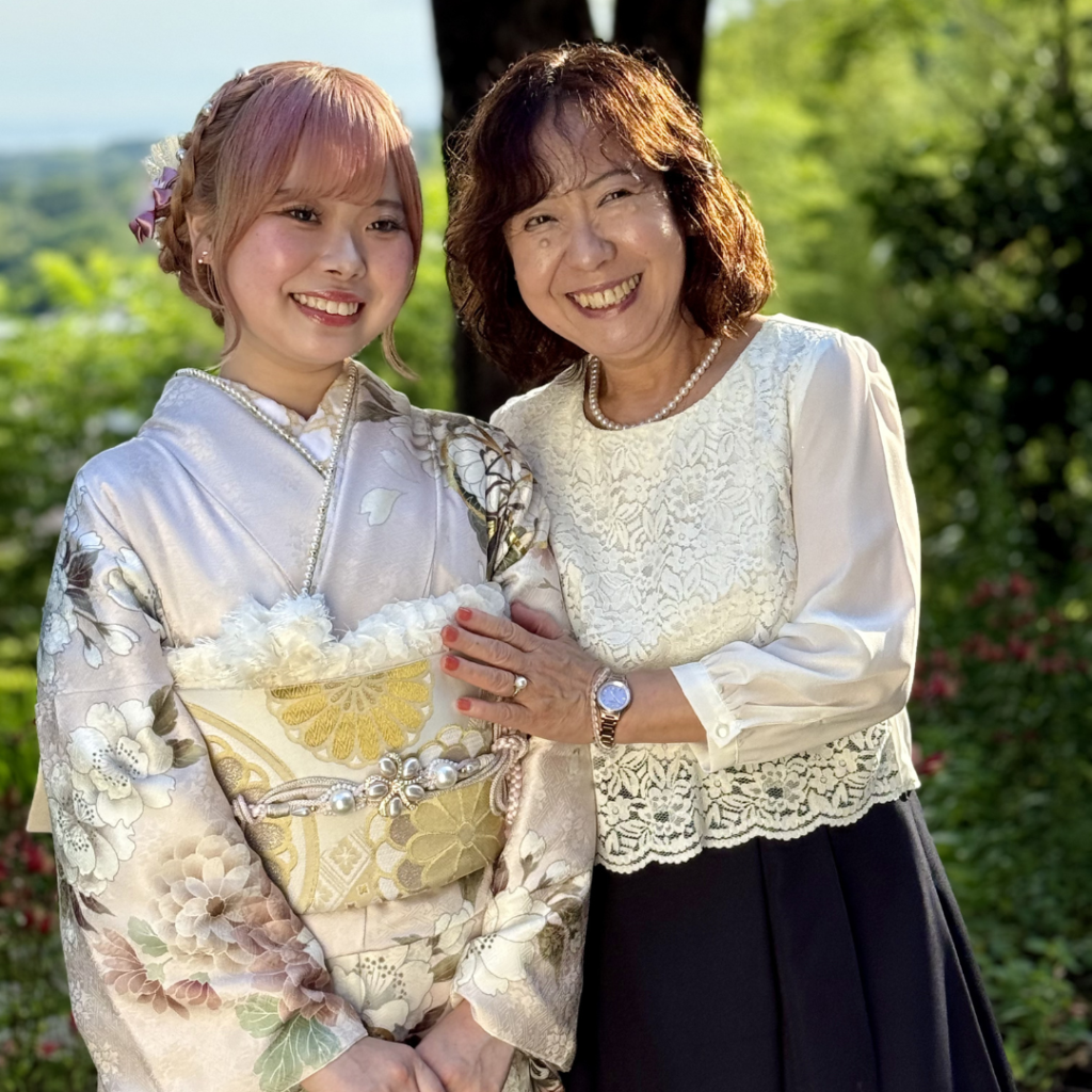 **メタディスクリプション**

夏から海外留学を控えたお嬢様の成人式振袖前撮り。鎌倉ゆかりのご家族が選んだのは、和の趣あふれるロケーションで残す特別な一日でした。ご家族の想いと新たな門出を、美しい振袖姿とともに未来へ残した撮影エピソードをご紹介します。