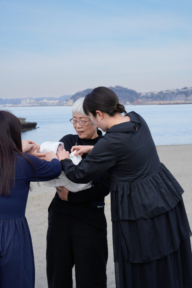 朝は貸切の鎌倉古民家スタジオで、ママは着物レンタル・お着付け・ヘアセットをご利用いただき、赤ちゃん、ご兄弟、ご祖父母様まで、和室や縁側、緑豊かな庭で自然な表情を撮影します。撮影後はご家族で昼食へ。午後は鶴岡八幡宮や江島神社、森戸神社へ移動し、ご祈祷や神社ロケーションフォト（オプション）を楽しまれるご家族も多いです。フォトアルバムと全データ付きだから、ご家族の何気ない笑顔や仕草まで大切な思い出として残せます。ご家族の時間そのものが宝物になるお宮参りを。