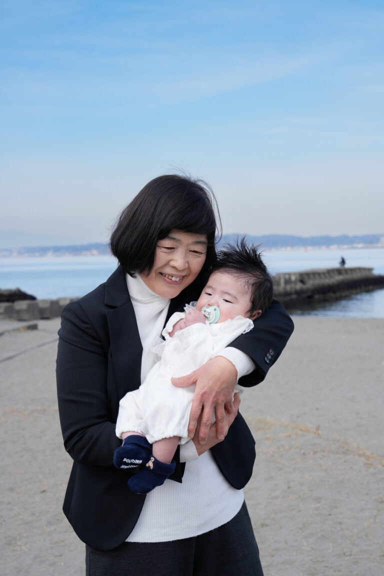 鎌倉でお宮参り撮影をご検討の方へ。貸切古民家で、ご家族三世代の自然な時間や赤ちゃんを見つめる優しいまなざしまで、大切な思い出として写真に残します。お気軽にご相談ください。