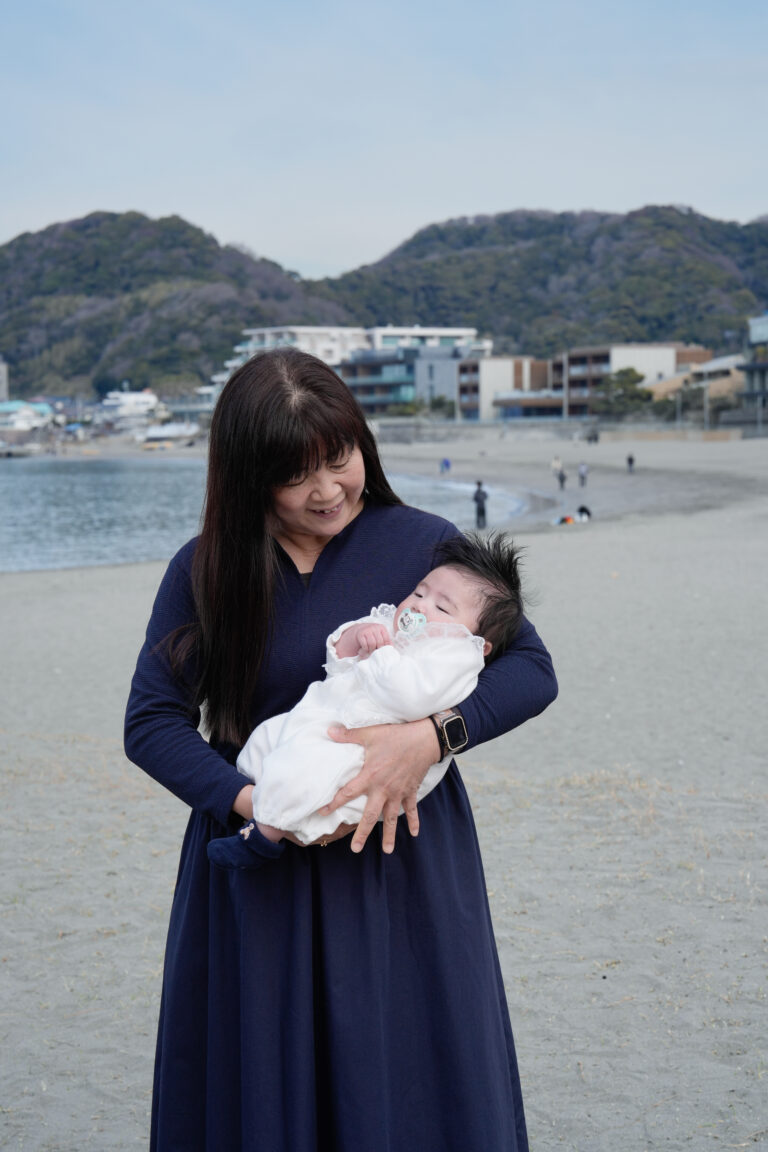 鎌倉古民家スタジオ縁樹庵では、赤ちゃんだけを主役にするのではなく、ご家族が紡ぐ時間そのものを大切に撮影しています。 貸切だからこそ生まれる穏やかな時間の中で、三世代が寄り添い、笑顔が重なる一日。 何年、何十年と時が流れたとき、この写真が「あの日の幸せ」を思い出す一枚になりますように。