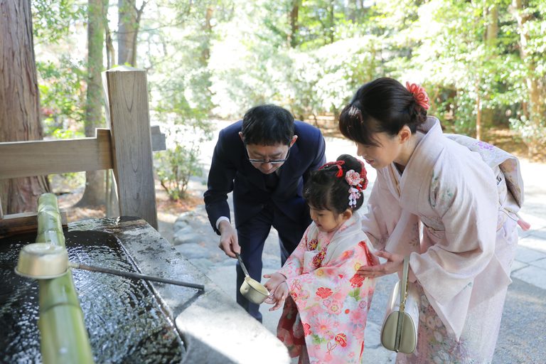 10月・秋の七五三前撮りをご検討中の方へ。鎌倉は鶴岡八幡宮、葉山の森戸神社、藤沢の江島神社など、現地集合のロケーション撮影ならまだ間に合います。10月25日(日)・31日(土)の大安日もご予約受付中。撮影、フォトアルバム、全データの安心パックです。