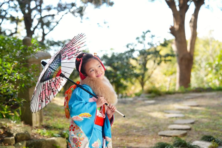 鎌倉山古民家スタジオ縁樹庵で叶える七五三撮影。一棟貸切のプライベート空間で、他人の目を気にせず家族でゆったり。着付け・ヘア・全データ込の安心フルセット。ママ振袖のお持ち込みやお気軽なネットレンタルにも対応し、プロが準備から当日まで手厚く伴走します。