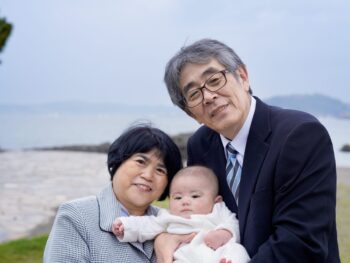 【鎌倉のお宮参り撮影】祖父母と残す三世代家族写真｜貸切古民家スタジオ