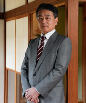 鎌倉フォトグラフィでは、古民家スタジオやロケーションフォトで、ご長寿祝や宣材写真、ビジネスポートレートの撮影を行っています。神奈川は鎌倉周辺の観光名所だけでなく、葉山横須賀湘南藤沢横浜東京など広いエリアで対応。シチュエーション撮影等、お気軽にご相談下さい。