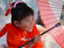 公園や公共施設での撮影とは違う、鎌倉山古民家スタジオ縁樹庵の一棟貸切七五三撮影。他人の目を気にせず、お支度から家族でゆったり過ごせるプライベート空間。着付け・ヘア・全データ・家族撮影込のフルセットで、お子様の自然な笑顔をプロが手厚く残します。