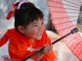 公園や公共施設での撮影とは違う、鎌倉山古民家スタジオ縁樹庵の一棟貸切七五三撮影。他人の目を気にせず、お支度から家族でゆったり過ごせるプライベート空間。着付け・ヘア・全データ・家族撮影込のフルセットで、お子様の自然な笑顔をプロが手厚く残します。