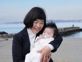 鎌倉でお宮参り撮影をご検討の方へ。貸切古民家で、ご家族三世代の自然な時間や赤ちゃんを見つめる優しいまなざしまで、大切な思い出として写真に残します。お気軽にご相談ください。